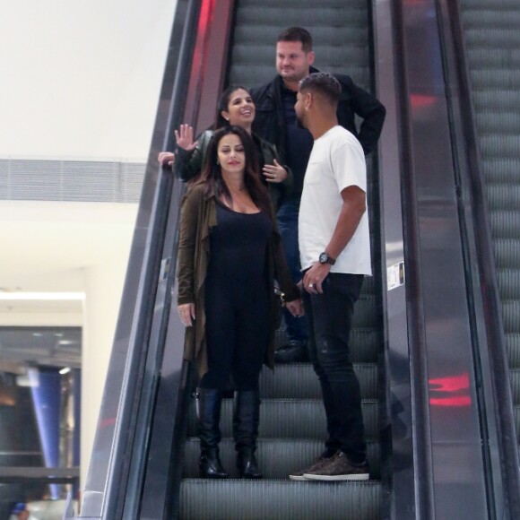Viviane Araujo e Guilherme Militão estiveram no Shopping Village Mall, na Barra da Tijuca, Zona Oeste do Rio de Janeiro