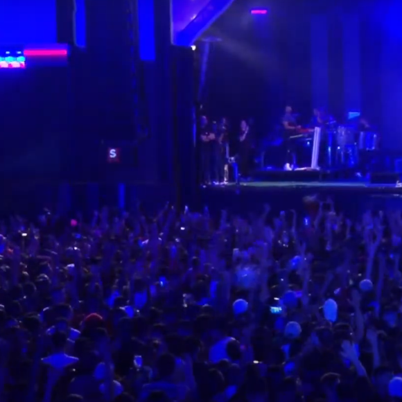 Simone precisou subir ao palco sozinha para iniciar o show depois de mais um atraso de Simaria