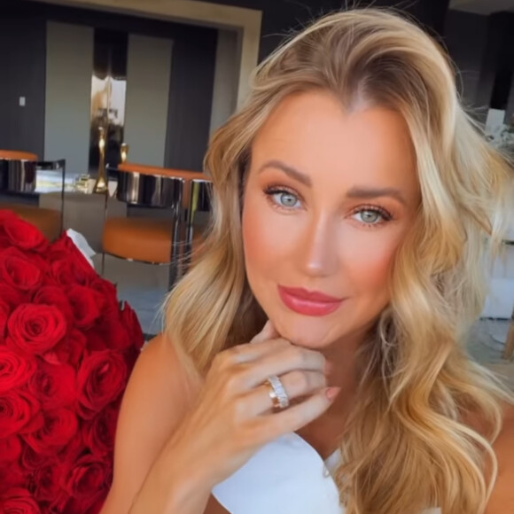 Ana Paula Siebert mostrou toda orgulhosa o mimo que ganhou do marido