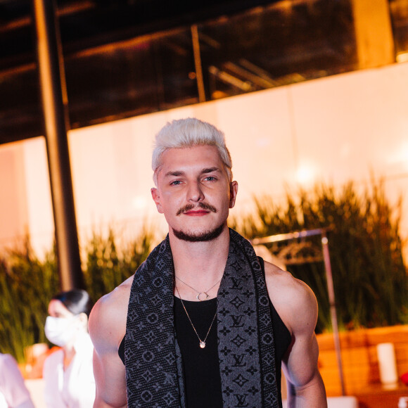 Além de 'Casamento às Cegas', Klebber Toledo estrela 'Maldivas', outra produção da Netflix