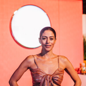 Carol Castro apostou em look poderoso para a première de 'Maldivas'