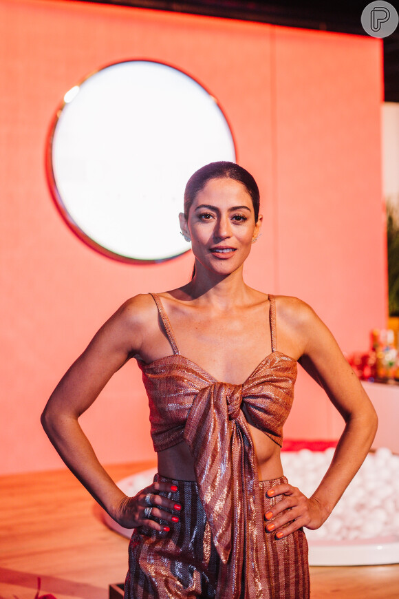 Carol Castro apostou em look poderoso para a première de 'Maldivas'