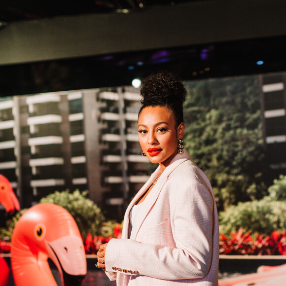 Estilo de Sheron Menezzes roubou a cena em première de 'Maldivas'