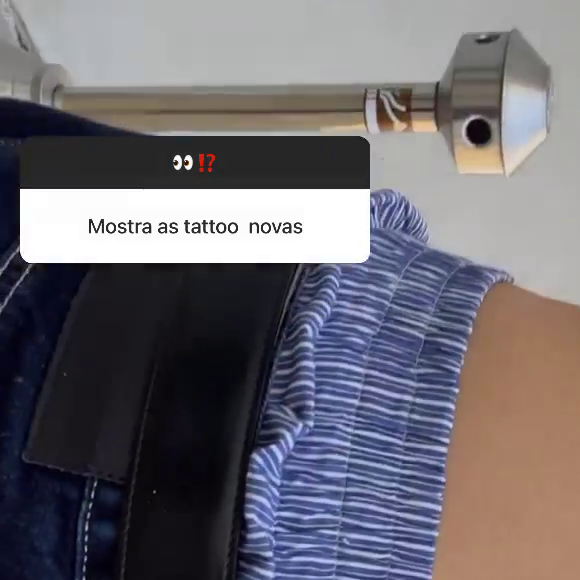 João Guilherme aproveitou para mostrar os fãs uma tatuagem nunca revelada no bumbum