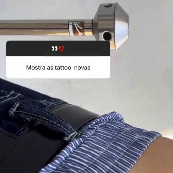 João Guilherme tem um 'J' tatuado no bumbum
