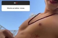 João Guilherme revela tatuagem no bumbum