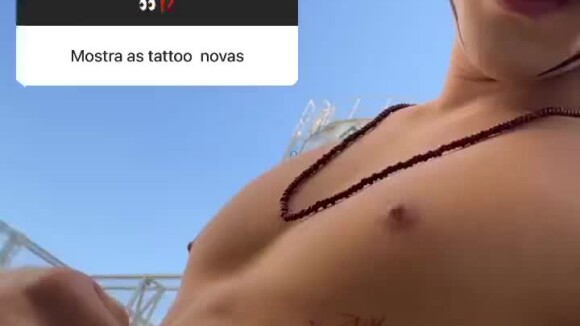 João Guilherme revela tatuagem no bumbum