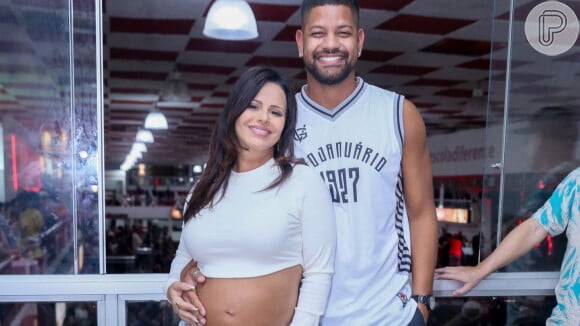 Viviane Araújo exibiu sua barriga de gravidez no Salgueiro, ao lado do marido, Guilherme Militão