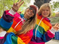 Adriane Galisteu é alvo de críticas após levar filho de 11 anos para parada gay de SP e rebate ataques