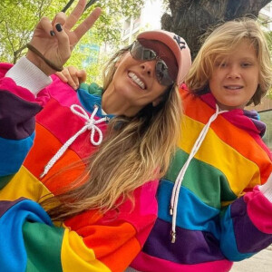 Adriane Galisteu levou o filho para a 26ª Parada do Orgulho LGBTQIAP+ em SP
