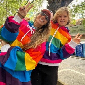 Filho de Adriane Galisteu acompanhou a 26ª edição da Parada do Orgulho LGBT+ em São Paulo
