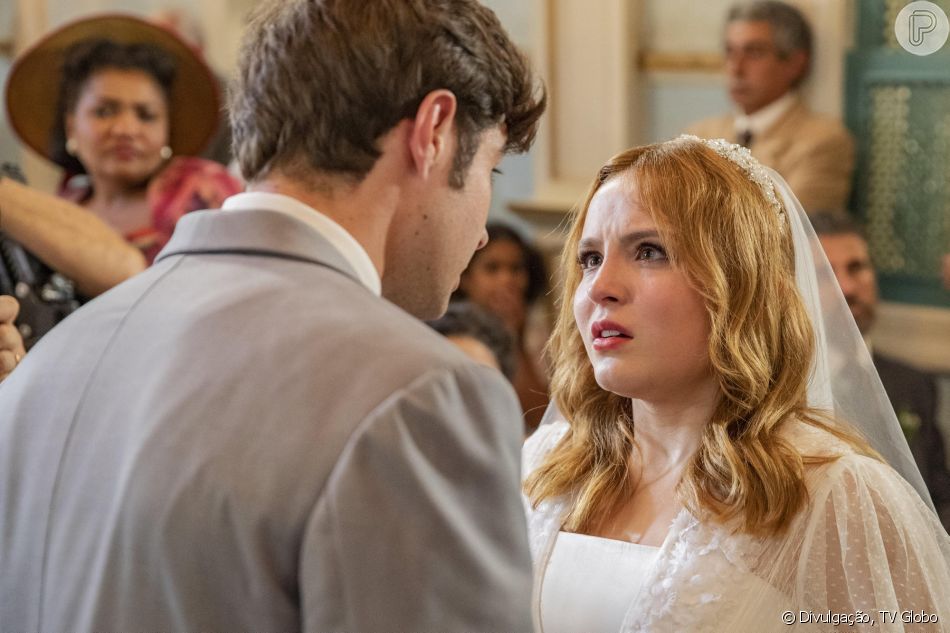 Davi (Rafael Vitti) record a Isadora (Larissa Manoela) atitudes de Joaquim (Danilo Mesquita) na novela 'Além da Ilusão': 'O telegrama falso pra dona Darcy Vargas, a nota mentirosa no jornal'