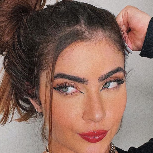 Jade Picon tem curtido muito bem a vida de solteira!