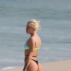 Luísa Sonza exibe bumbum empinado em dia de praia