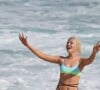Luísa Sonza elegeu biquíni de amarrações para curtir praia