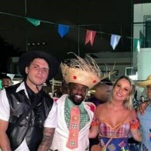 Em festa junina, Marcelle recebe convidados ao lado do ex-jogador