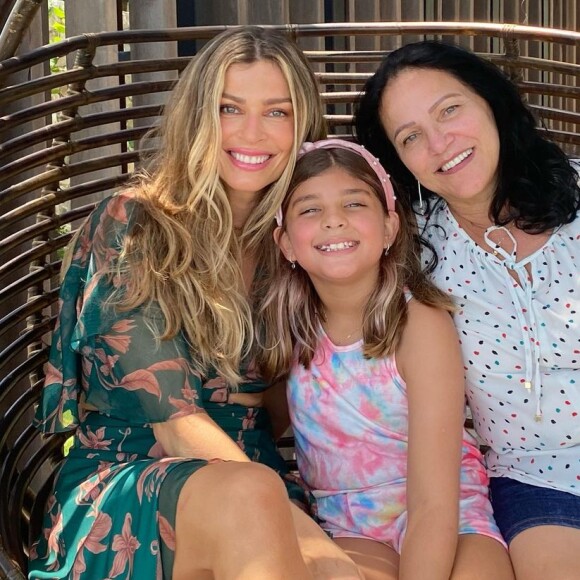 Grazi Massafera ao lado da mãe, Cleuza, e da filha, Sofia