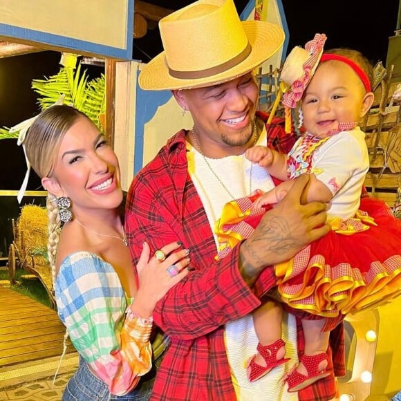 Liz, filha de Lorena Improta e Léo Santana, vai ganhar companhia em breve