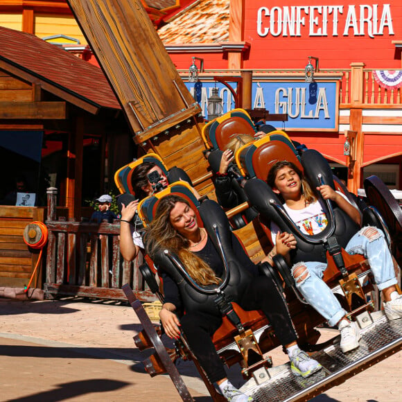 No parque, Grazi Massafera curtiu, também, um espetáculo radical com carros