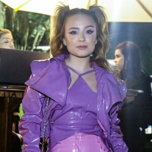 Larissa Manoela usou top star rosa quartzo, de R$ 797, e jaqueta austral roxo ametista vinil, de R$ 1.297