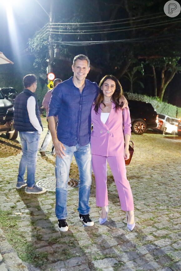 Giovanna Antonelli e o marido, Leonardo Nogueira, marcaram presença na festa de Ingrid Guimarães