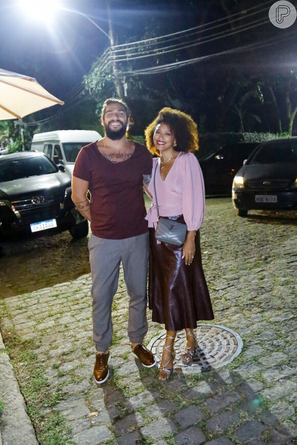 Sheron Menezzes acompanhada do marido, Saulo Bernard, na festa de Ingrid Guimarães