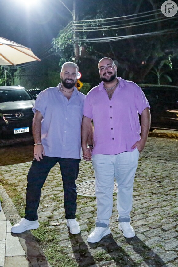 Tiago Abravanel com o companheiro Fernando Poli na festa de Ingrid Guimarães