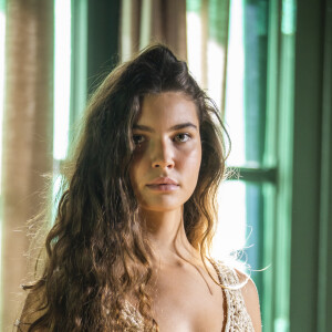 Juma experimenta vestido de noiva na novela 'Pantanal', porém mostra desânimo