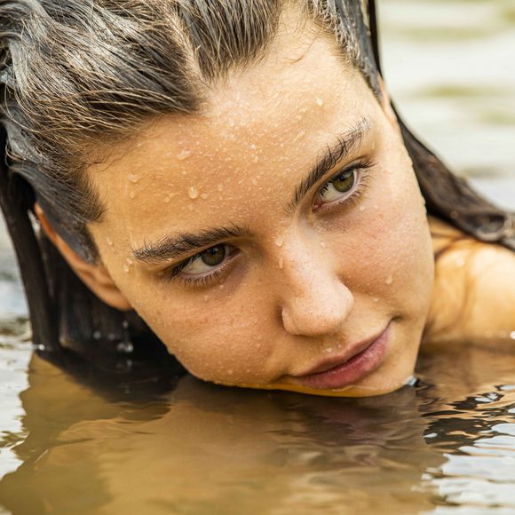 Velho do Rio pede a Juma para fazer o parto do bisneto na novela 'Pantanal'