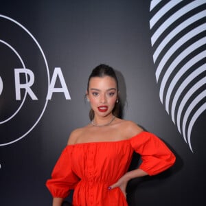 Gabriela Mustafá abusou do vermelho em evento de beleza