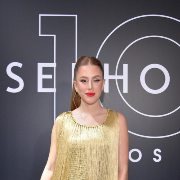 Mari Maria ousou com um vestido dourado em evento