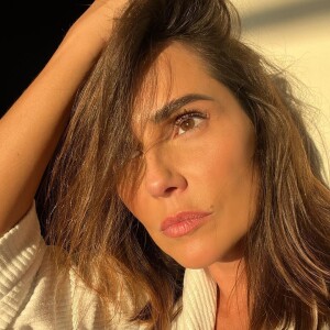 'Gosto de ter o rosto mais natural', conta Deborah Secco 