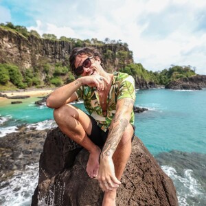 Eliézer é atacado por internautas após postar foto sexy com Viih Tube