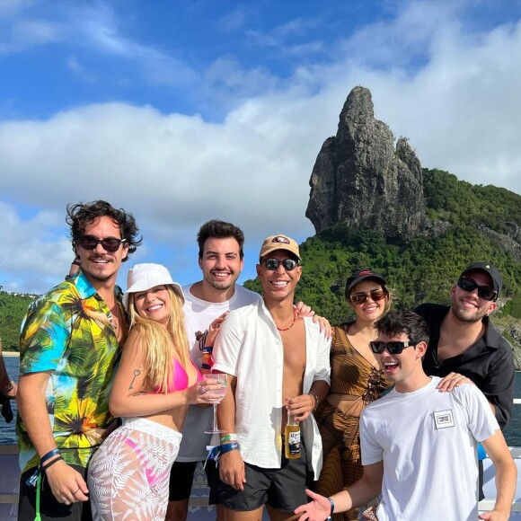 Viih Tube e Eliézer estiveram em Fernando de Noronha com amigos
