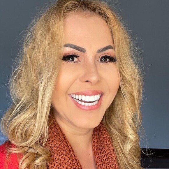 Joelma encontrou o fã nos bastidores do show e ele voltou a pedir uma foto: 'Joelma, eu viajei 14 horas, tira uma foto comigo'