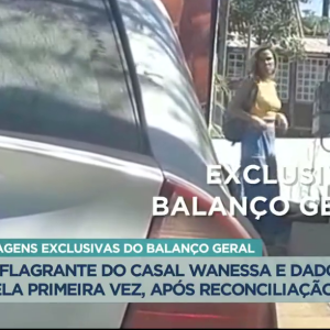 Wanessa Camargo sai do carro e olha para os lados antes de Dado Dolabella aparecer a seu lado