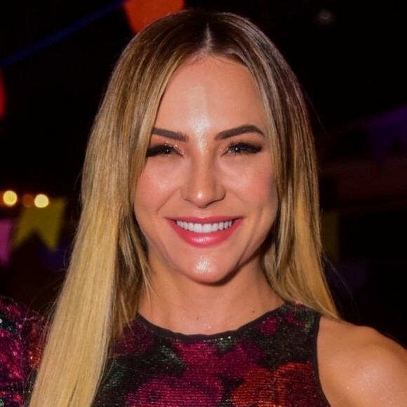 Gabi Martins curte show do ex-namorado, Tierry com look coladinho no corpo
 