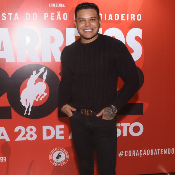 O cantor Tierry presenteou a bailarina Carla Bruno com um carro, a loira foi sua professora no "Dança dos Famosos"