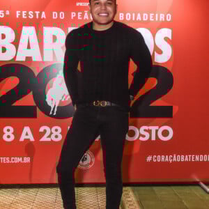 Tierry trocou beijos com a bailarina em apresentação no 'Domingão'