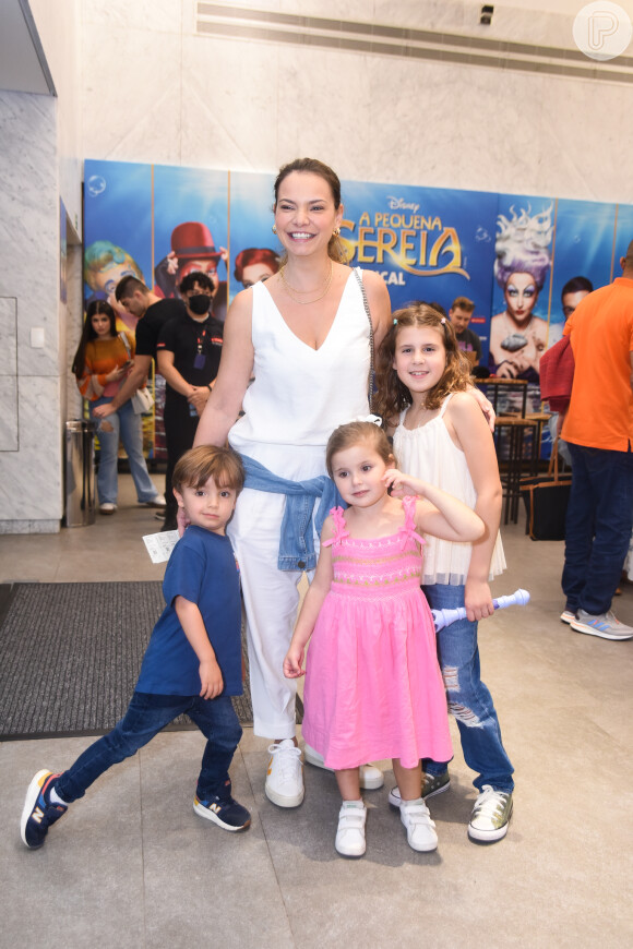 Milena Toscano levou a família completa em pré-estreia VIP do musical de 'A Pequena Sereia'