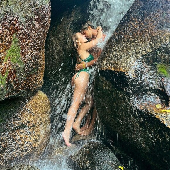 Larissa Manoela postou uma foto quente com André Luiz Frambach