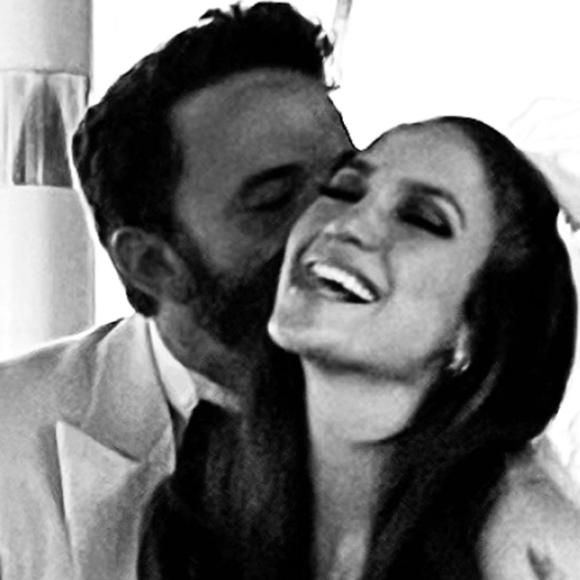 Jennifer Lopez revela detalhes de casamento discreto com Ben Affleck: cantora fez troca de vestidos de noiva