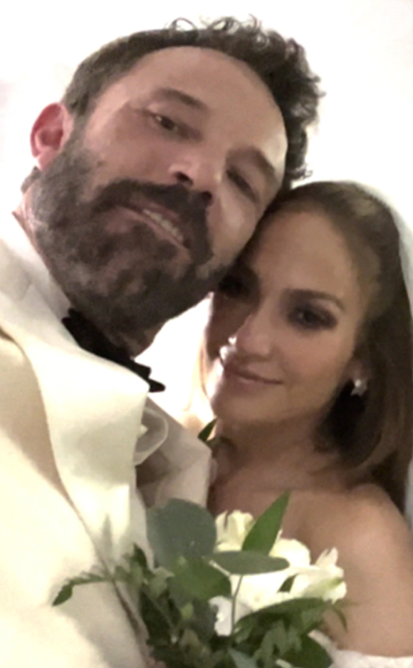 Jennifer Lopez e Ben Affleck surgiram juntos em selfie compartilhada pela atriz após casamento