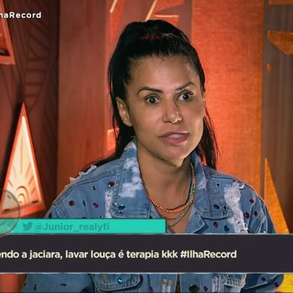 Ilha Record: Jaciara se sente incomodada com pedido dos colegas para que se afaste da limpeza