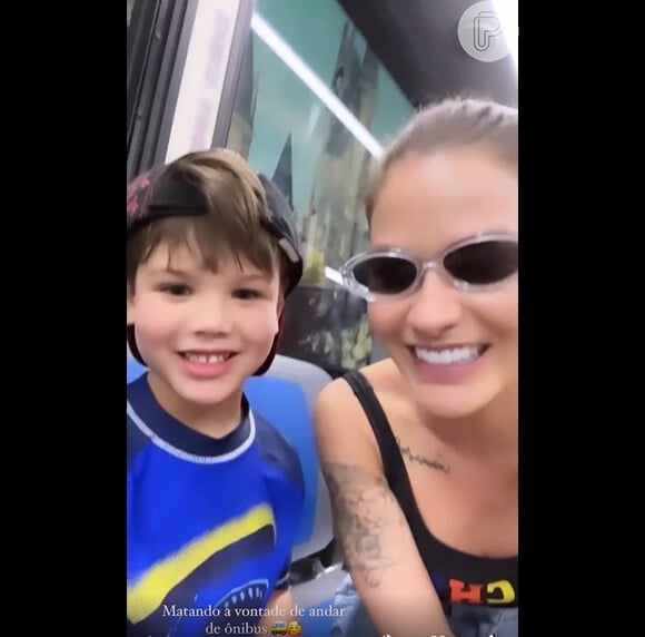 Andressa Suita mostrou os filhos andando de ônibus durante a viagem