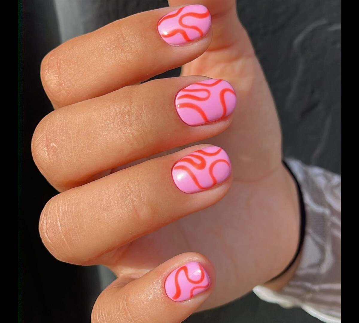 Foto: Unhas cor de rosa com diferentes esmaltes em cada dedo: adicionar  glitter traz um charme extra - Purepeople