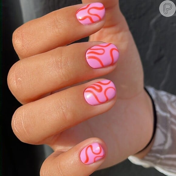Nail art com elementos geométricos podem dar um ar mais cool à trend Barbiecore nas unhas