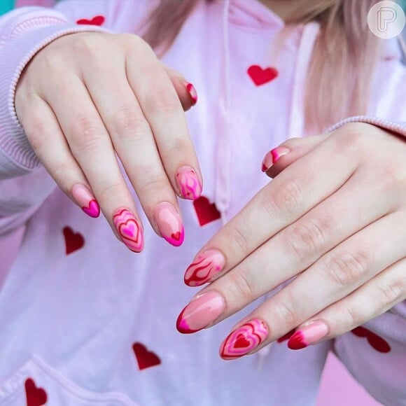 Unhas decoradas com coração e cor de rosa também entram na trend Barbiecore