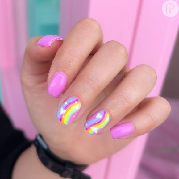 Unhas decoradas em rosa chiclete com arco-íris: nail art é divertida para a trend Barbiecore