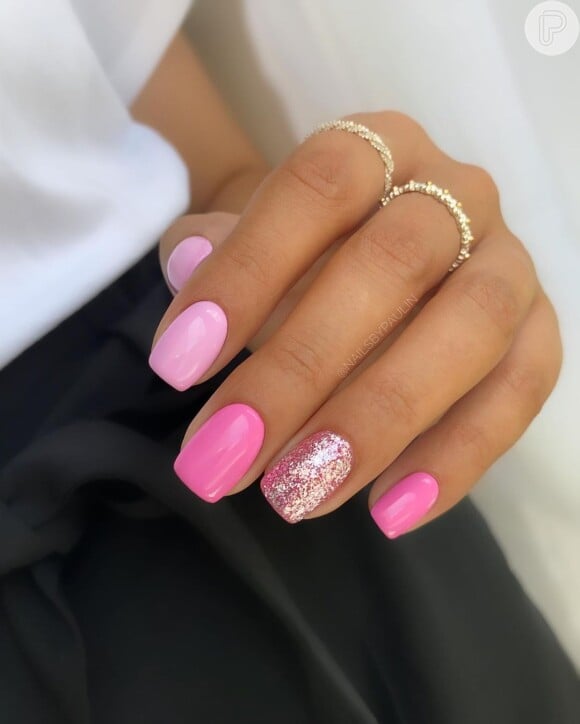 Unhas cor de rosa com diferentes esmaltes em cada dedo: adicionar glitter traz um charme extra